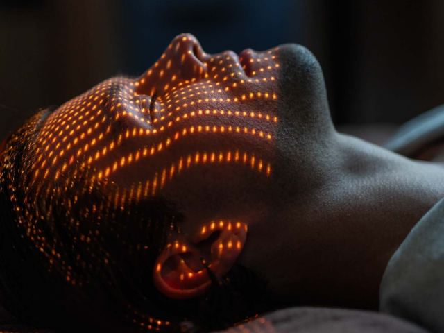 Red light therapy in the recovery rooms at Akala.