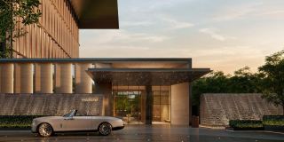 The cantilevered arrival canopy and courtyard at Jumeirah Residences Emirates Towers.